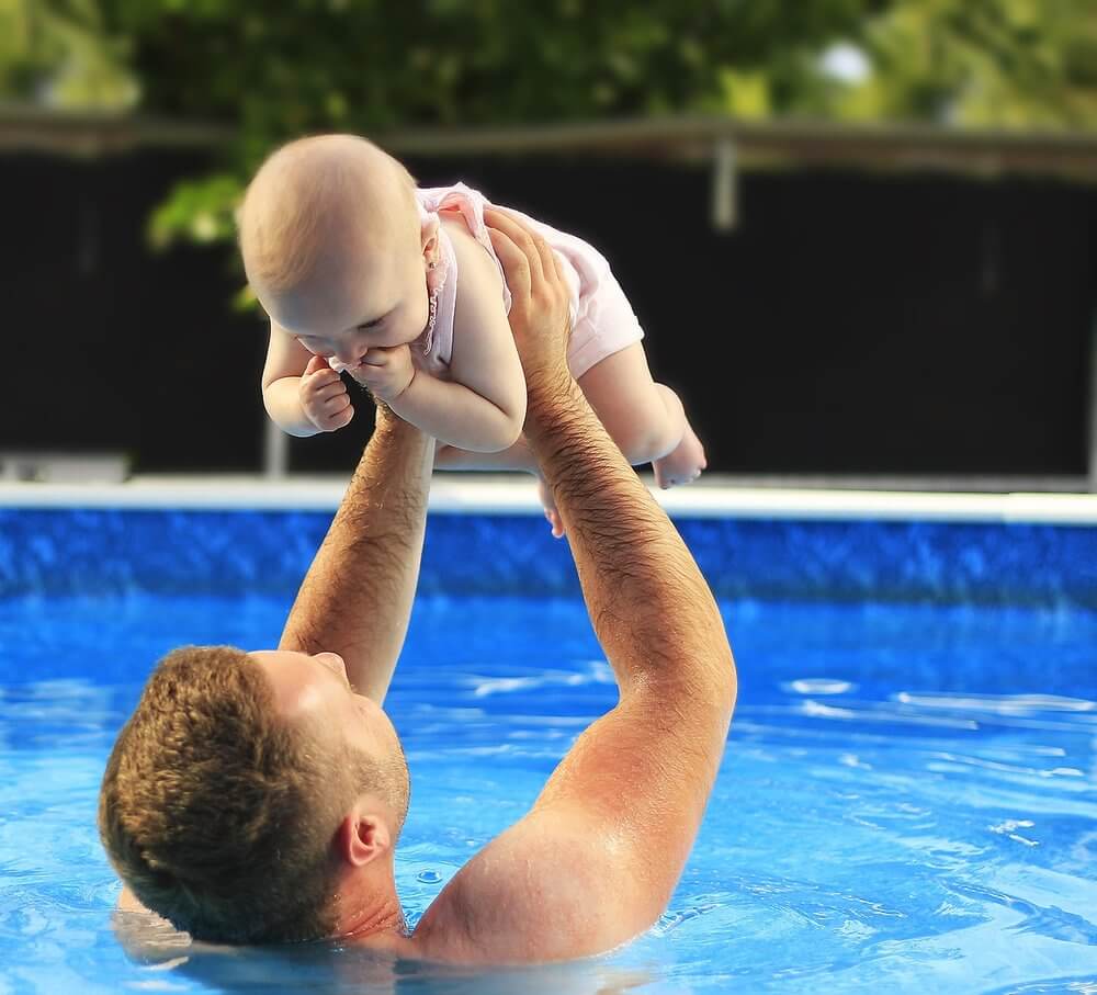 Otec s dítětem v bazénu